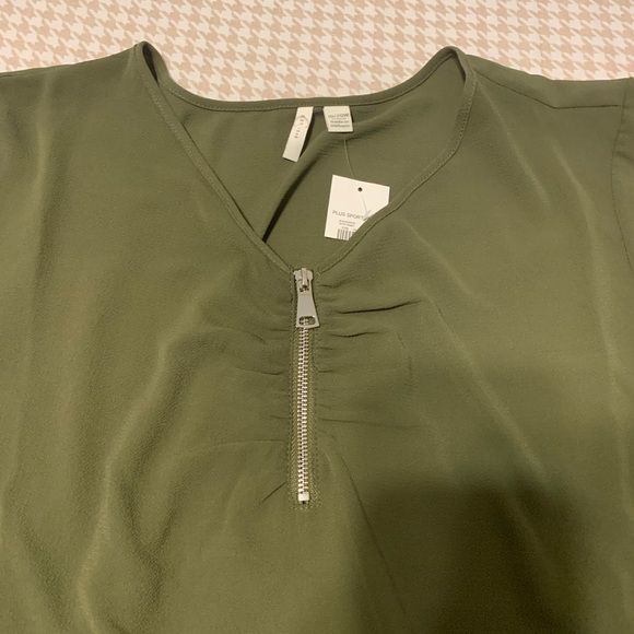 NWT. Cato Est 1946 olive green top with zipper detail. 3/4 sleeves. Size 18/20. - Picture 2 of 4
